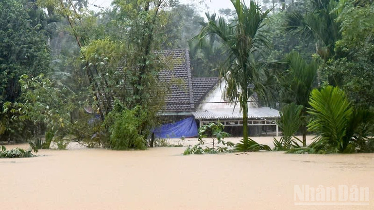 Nhiều căn nhà của thôn 2 xã Lãnh Ngọc cũng bị nước lũ nhấn chìm. ndo_br_z7167967032681-05aca90abc9bc48dc8dac03f5c6a6288.jpg