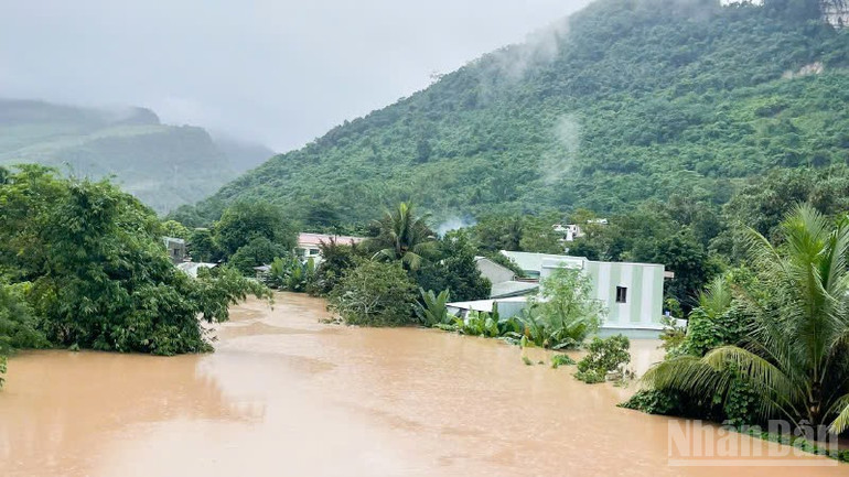 Nhiều khu vực ở miền núi Đà Nẵng đã bị nước lũ bao vây. ndo_br_z7167956774277-2a2e16b84c3a1809abaaa16d5bee61f1.jpg