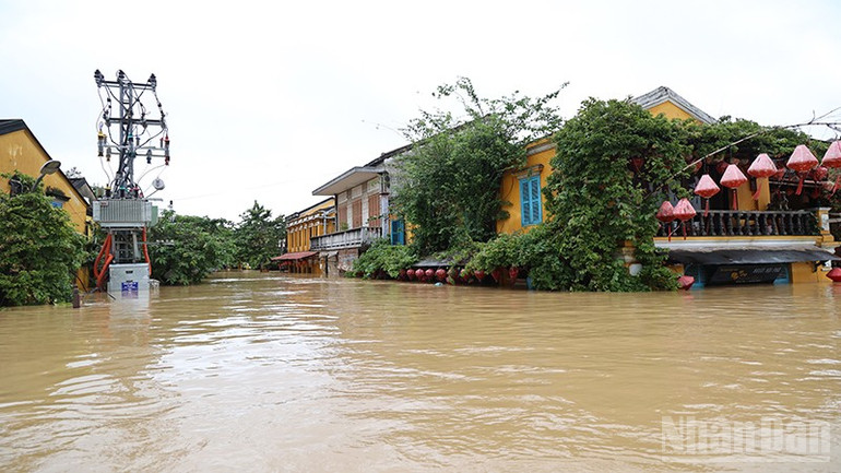 Khu vực phố cổ Hội An bị ngập sâu. ndo_br_4.jpg