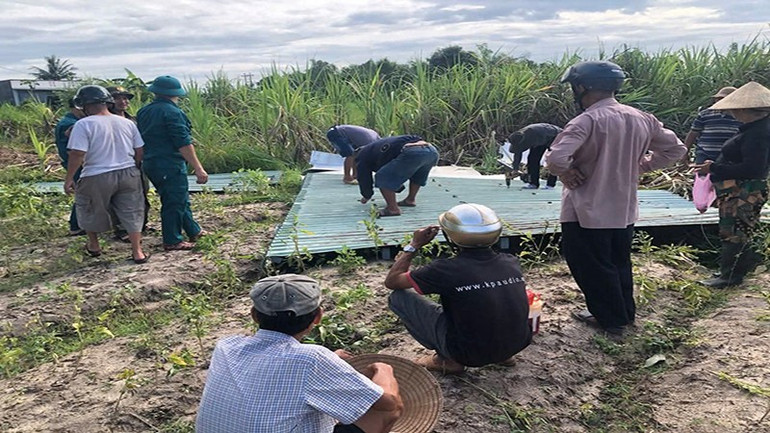 Chính quyền xã Quế Châu và huyện Quế Sơn hỗ trợ người dân khắc phục hậu quả trận lốc xoáy. qq.jpg