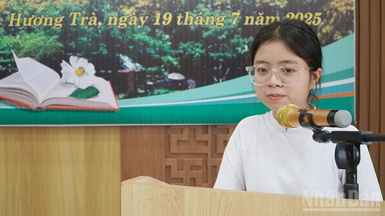 Pham Thi Hau a exprimé sa gratitude lors de la cérémonie de félicitations et de récompense du Comité populaire du quartier de Huong Tra. ndo_br_2.jpg