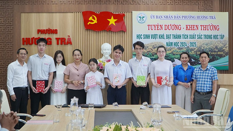 Pham Thi Hau (la plus petite fille au milieu portant l'ao dai) a été félicitée et récompensée par le Comité populaire du quartier de Huong Tra. ndo_br_3.jpg