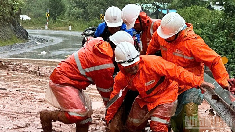 EVNCPC nỗ lực khắc phục sự cố điện, khôi phục cấp điện an toàn cho người dân sau lũ. ndo_br_2.jpg