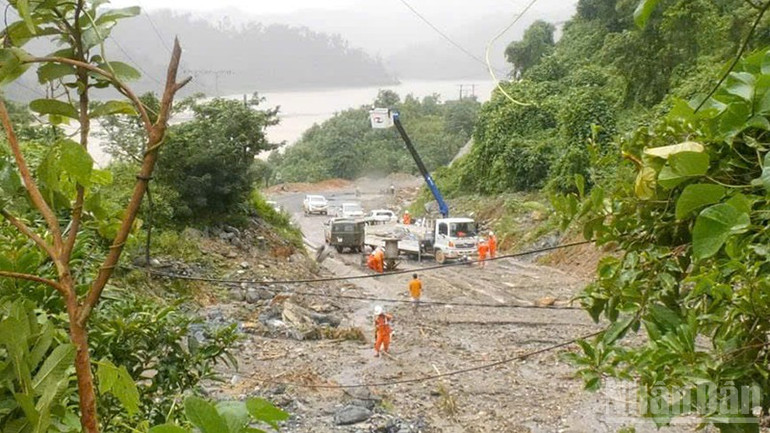 EVNCPC đã xử lý, khôi phục 516 trong tổng số 599 vụ sự cố, sa thải ngập lụt, đạt tỷ lệ hơn 86%. ndo_br_5.jpg