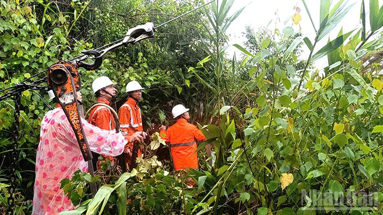EVNCPC nỗ lực khắc phục sự cố điện, khôi phục cấp điện an toàn cho người dân sau lũ. ndo_br_1.jpg