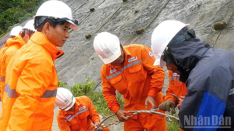 Công ty Điện lực Đà Nẵng đang khẩn trương kiểm tra, xử lý hiện trường để sớm đóng điện trở lại cho người dân. ndo_br_4.jpg