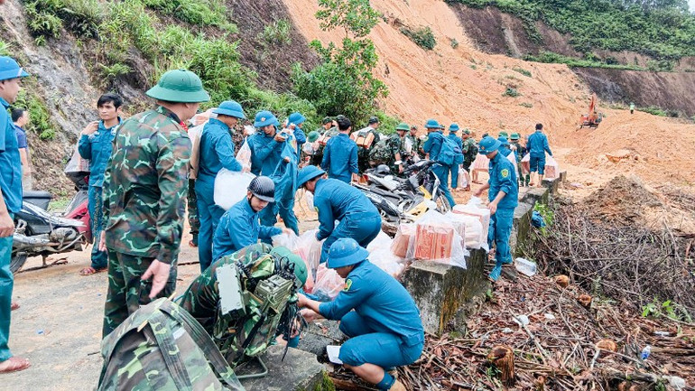 Các lực lượng chuẩn bị đầy đủ lương thực, thực phẩm gồm mì tôm, gạo, bánh chưng, lương khô, thuốc men và các đồ tiêu dùng khác để mang vào cho người dân. 1-6242.jpg