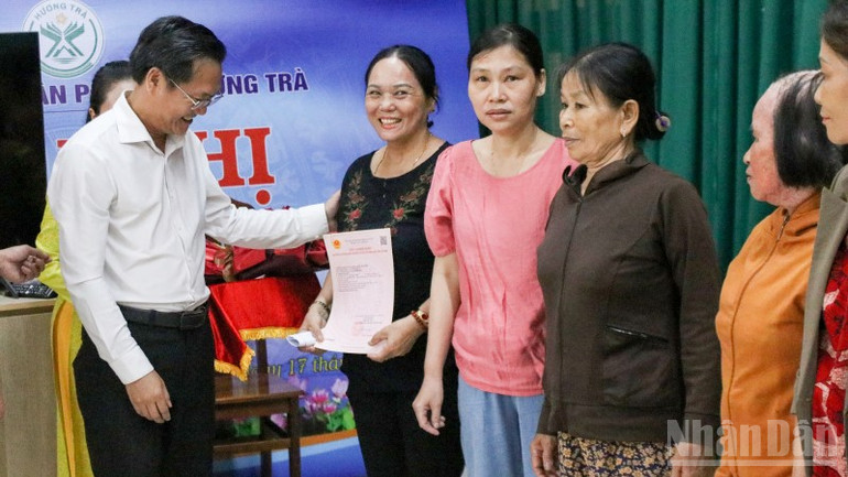Chủ tịch Ủy ban nhân dân phường Hương Trà Trần Trung Hậu trao giấy chứng nhận quyền sử dụng đất cho người dân. ndo_br_img-8152.jpg