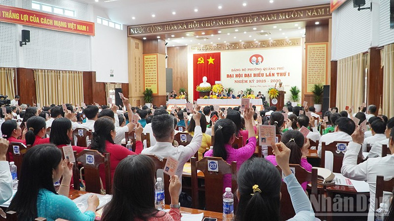 Các đại biểu dự đại hội biểu quyết. ndo_br_2-2321.jpg