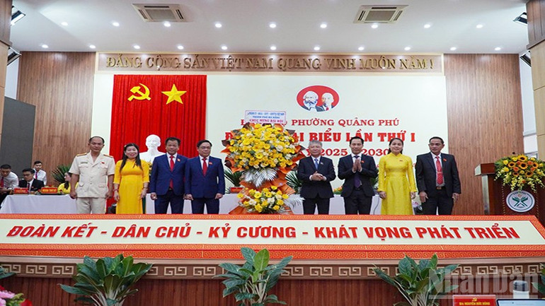 Lãnh đạo thành phố Đà Nẵng tặng hoa chúc mừng đại hội. ndo_br_1-1603.jpg