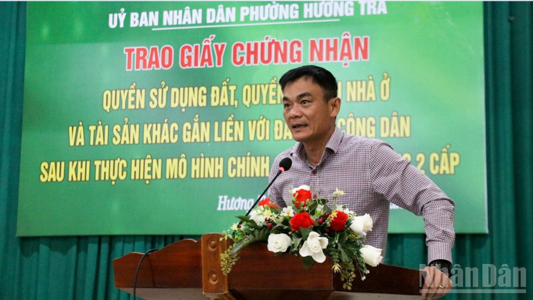 Bí thư Đảng ủy phường Hương Trà Phạm Hoàng Đức phát biểu tại buổi trao giấy chứng nhận quyền sử dụng đất cho người dân. ndo_br_img-8185.jpg
