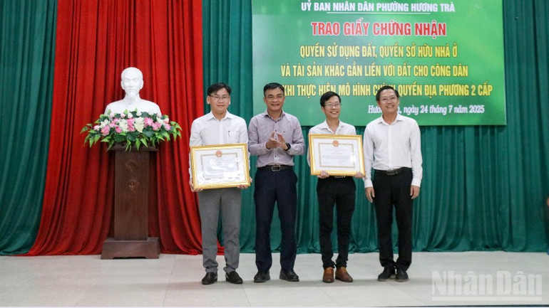 Lãnh đạo phường Hương Trà khen thưởng cho hai tập thể. ndo_br_img-8191.jpg