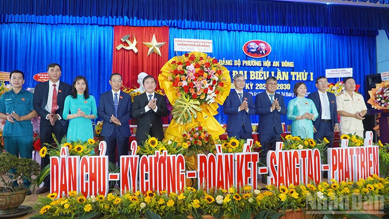 Lãnh đạo thành phố Đà Nẵng tặng hoa chúc mừng Đại hội. ndo_br_1.jpg