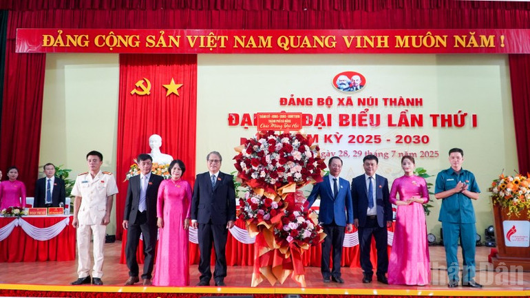 Lãnh đạo thành phố Đà Nẵng tặng hoa chúc mừng đại hội. ndo_br_dsc08020.jpg