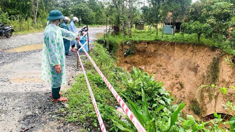 Mưa lớn kéo dài trong nhiều ngày qua đã làm sạt lở nghiêm trọng trên tuyến Quốc lộ 14D đoạn qua thôn Đắc Rế, xã biên giới La Dêê. z7061539290982-a9c5dc9e2a48605613306570576d9069.jpg