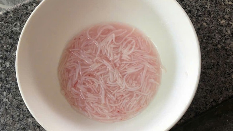 Phần bún ăn còn lại chuyển sang màu đỏ. (Ảnh người dân cung cấp) 1.jpg