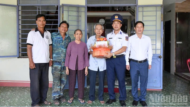 Bộ Tư lệnh Vùng Cảnh sát biển 2 đến thăm tặng quà gia đình liệt sĩ, Anh hùng lực lượng vũ trang nhân dân Dương Văn Lộc. ndo_br_z6834131250286-a0f2aca861b8af8e77c1de313351d53b.jpg