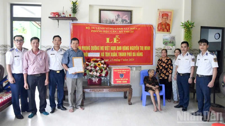 Bộ Tư lệnh Vùng Cảnh sát biển 2 nhận phụng dưỡng Mẹ Việt Nam Anh hùng Nguyễn Thị Minh. ndo_br_z6834128933812-53917d837c70bb8136f341d824ccf339.jpg