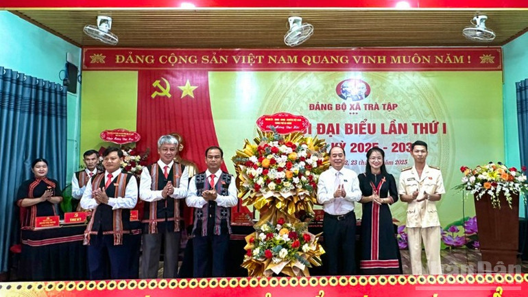 Thiếu tướng Nguyễn Hữu Hợp, Giám đốc Công an thành phố Đà Nẵng tặng hoa chúc mừng đại hội. ndo_br_111.jpg
