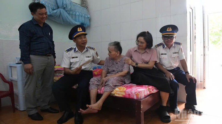 Bộ Tư lệnh Vùng Cảnh sát biển 2 đến thăm, tặng quà hộ gia đình chính sách trên địa bàn xã Núi Thành, thành phố Đà Nẵng. ndo_br_z6834134023617-cea78d611caba347fe35a791c1c26092.jpg
