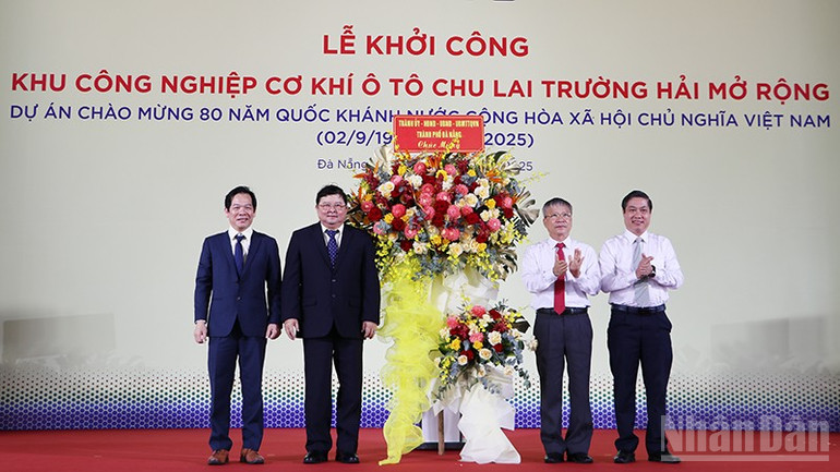 Lãnh đạo thành phố Đà Nẵng tặng hoa chúc mừng. ndo_br_5.jpg