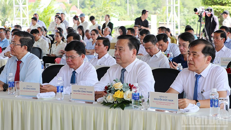 Các đại biểu tham dự lễ khởi công. ndo_br_9.jpg