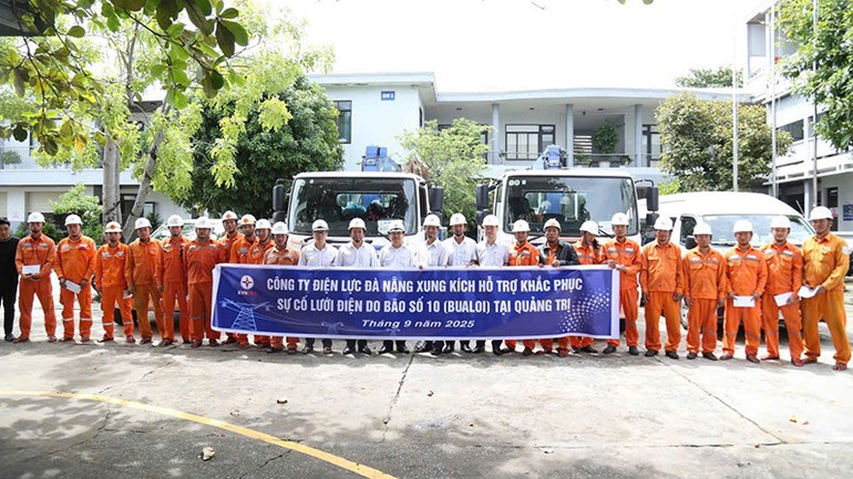 Công ty Điện lực Đà Nẵng ra quân hỗ trợ khắc phục hậu quả bão số 10. sdjskjdjsd.jpg