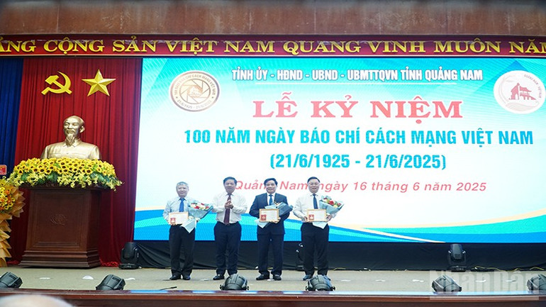 Đồng chí Lương Nguyễn Minh Triết, Ủy viên dự khuyết Trung ương Đảng, Bí thư Tỉnh ủy Quảng Nam trao Kỷ niệm chương Vì sự nghiệp báo chí cho các đồng chí lãnh đạo tỉnh. ndo_br_5.jpg