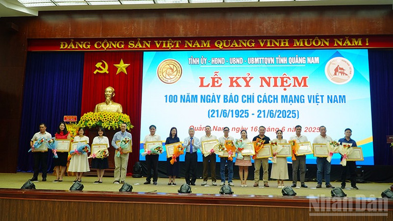 Phó Bí thư Thường trực Tỉnh ủy, Chủ tịch Hội đồng nhân dân tỉnh Quảng Nam Nguyễn Đức Dũng tặng Bằng khen cho các tập thể vì đã có thành tích tiêu biểu xuất sắc trong hoạt động báo chí trên địa bàn tỉnh Quảng Nam. ndo_br_9.jpg
