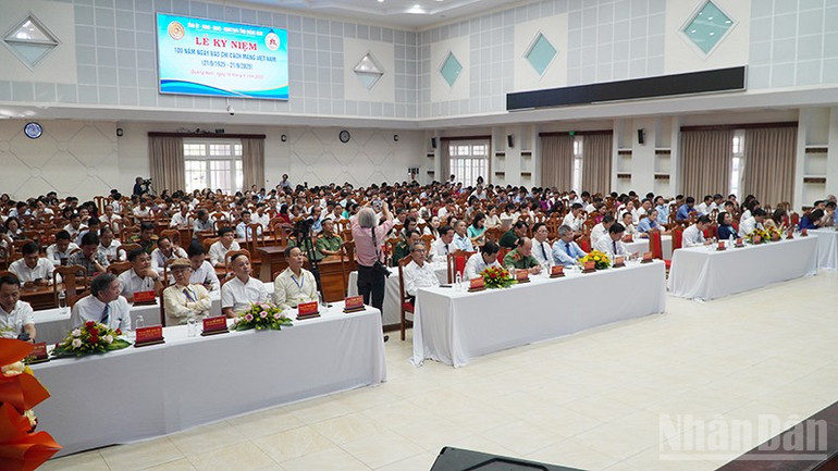Toàn cảnh các đại biểu tham dự Lễ kỷ niệm 100 năm Ngày Báo chí Cách mạng Việt Nam. ndo_br_4.jpg