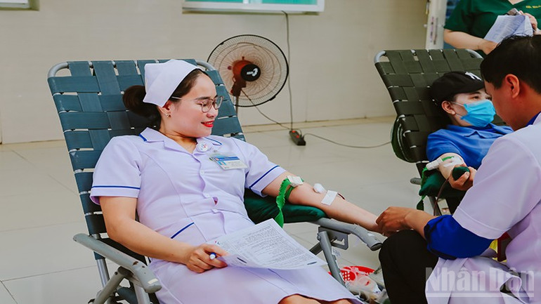 Nhân viên y tế tại Bệnh viện đa khoa Trung ương Quảng Nam nhiệt tình tham gia hiến máu. ndo_br_2-812.jpg