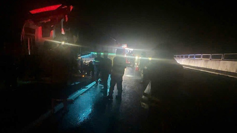 Lực lượng Cảnh sát Phòng cháy, chữa cháy và Cứu nạn, cứu hộ Công an thành phố Đà Nẵng được điều động đến hiện trường. 3.jpg