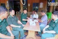 Đảng viên Đồn Biên phòng Đắk Ơ nắm tình hình thôn Bù Đưng, xã Đắk Ơ, tỉnh Đồng Nai.