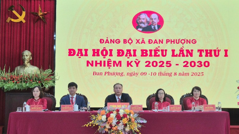 Đoàn Chủ tịch Đại hội. (Ảnh: DIỆU THƯƠNG)