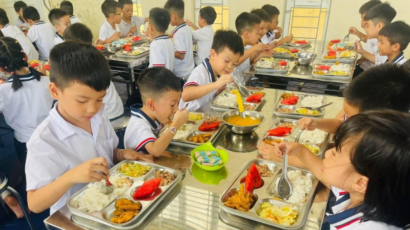 Bữa cơm bán trú tại Trường Tiểu học Phương Đình B, xã Liên Minh, thành phố Hà Nội. 