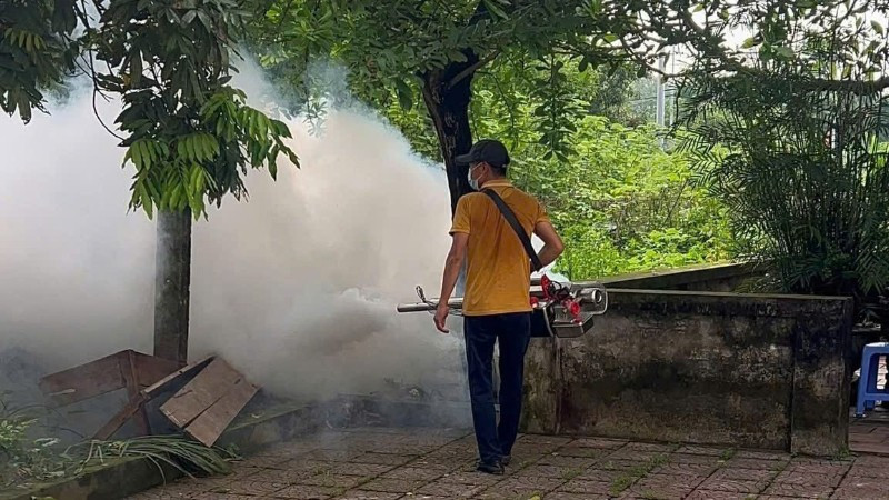 Trạm y tế xã Thiên Lộc tổ chức phun hóa chất diện rộng phòng, chống dịch sốt xuất huyết. 