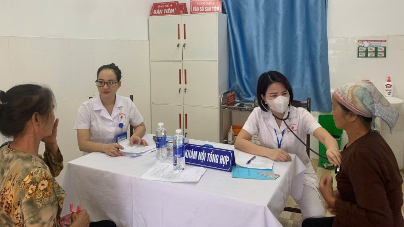 Các y, bác sĩ Trạm Y tế xã Xuân Mai đang thăm khám cho người dân vùng ngập úng. 