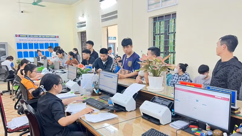 Người dân đến giải quyết thủ tục hành chính tại Điểm Phục vụ hành chính công xã Phú Nghĩa.