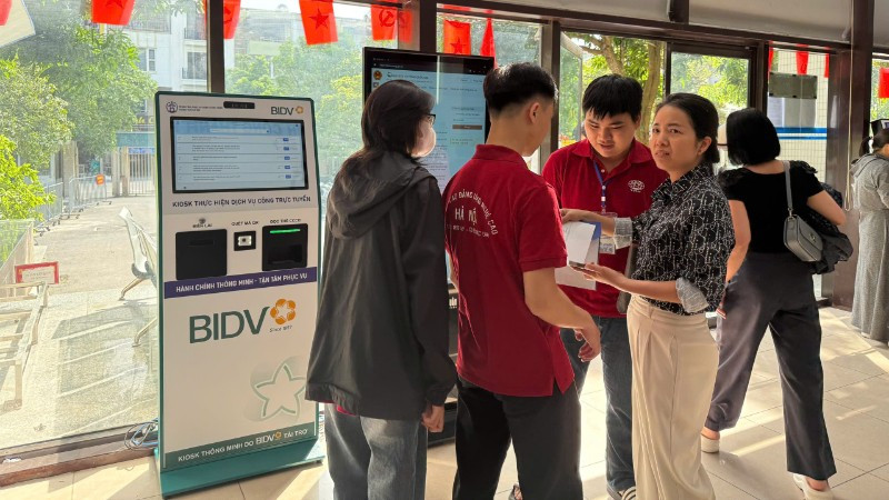 Người dân làm thủ tục hành chính tại Trung tâm Phục vụ hành chính công thành phố Hà Nội, chi nhánh số 7.