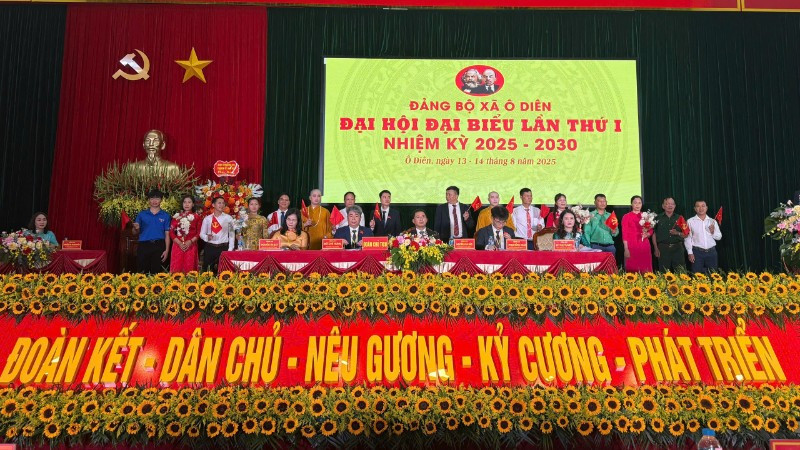 Đoàn Chủ tịch Đại hội. (Ảnh: DIỆU THƯƠNG)