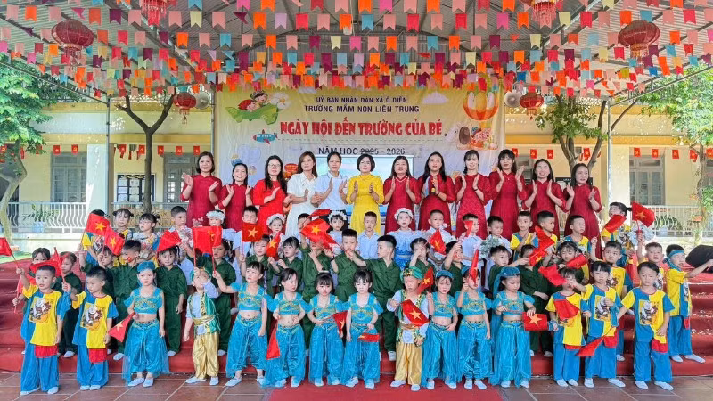 Cô trò Trường Mầm non Liên Trung, xã Ô Diên chào đón năm học mới 2025-2026. 