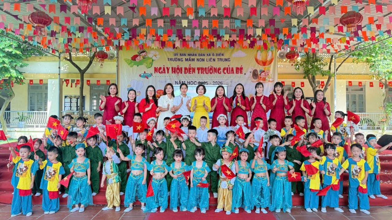 Cô trò Trường Mầm non Liên Trung, xã Ô Diên chào đón năm học mới 2025-2026. 