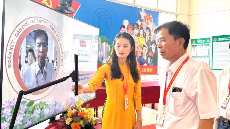 Các đại biểu tham dự Đại hội Đảng bộ xã Liên Minh lần thứ nhất đang điểm danh bằng công nghệ vnface. (Ảnh: DIỆU THƯƠNG)