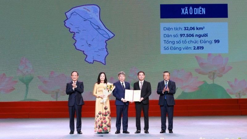 Lãnh đạo thành phố Hà Nội trao quyết định công tác cán bộ cho lãnh đạo xã Ô Diên.