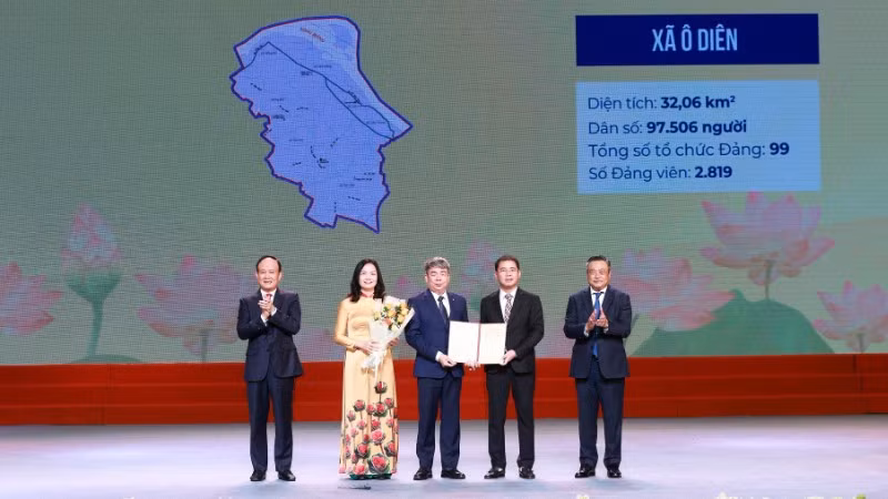 Lãnh đạo thành phố Hà Nội trao quyết định công tác cán bộ cho lãnh đạo xã Ô Diên.