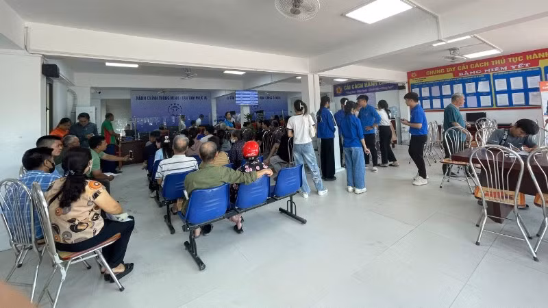 Đoàn thanh niên hỗ trợ người dân thực hiện thủ tục hành chính tại Điểm Phục vụ hành chính công xã Ô Diên.