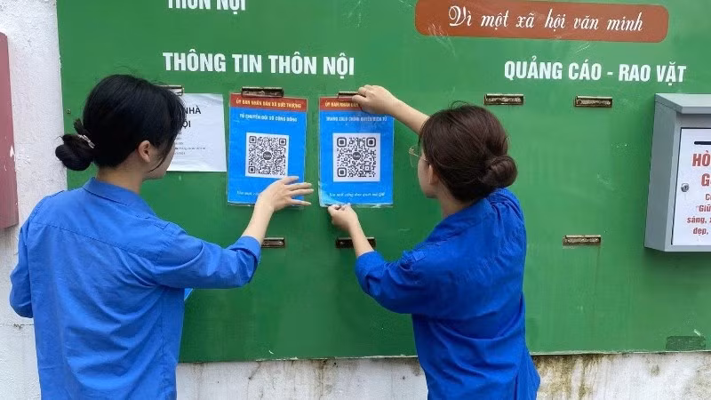 Đoàn Thanh niên xã Hoài Đức công khai nhóm zalo chuyển đổi số cộng đồng và nhóm zalo chính quyền điện tử trên các bảng tin của địa phương. 