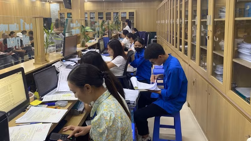 Đoàn viên thanh niên hỗ trợ cán bộ tại Trung tâm Phục vụ hành chính công thành phố Hà Nội, chi nhánh số 9.
