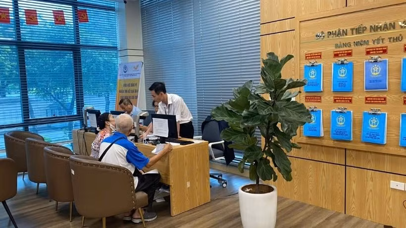 Người dân làm thủ tục hành chính trực tuyến tại Trung tâm phục vụ hành chính công thành phố Hà Nội, chi nhánh số 3. (Ảnh: DIỆU THƯƠNG)