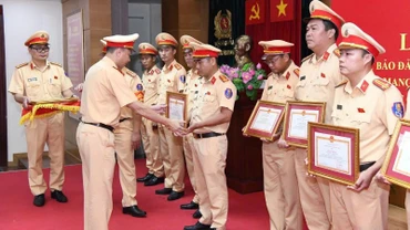 Khen thưởng cán bộ, chiến sĩ Cảnh sát giao thông tăng cường phục vụ A80.